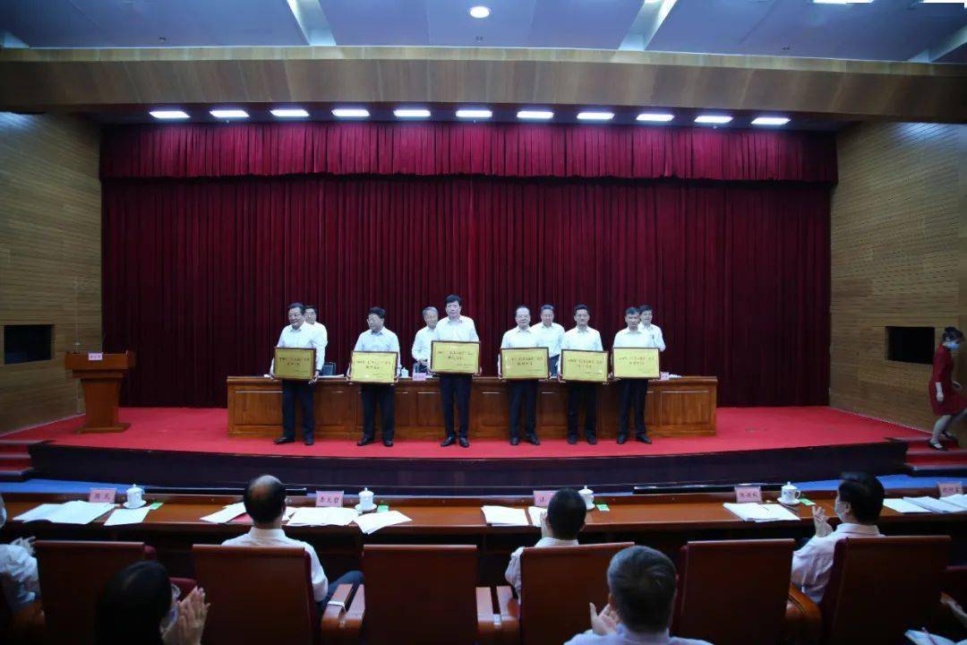 【JDB电子】
河北获评“信用交通省”建设典型省份 王普清领取荣誉奖牌~(图1)