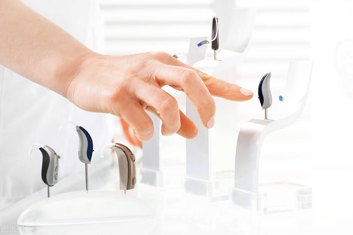 
买助听器去门店还是医院？那里调配更专业？看完这5点就明确了‘JDB电子’(图2)